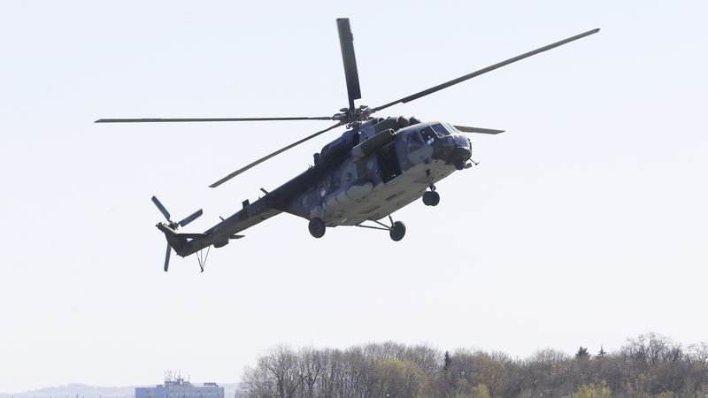 Armáda posílá k hašení nad Hřensko větší vrtulník